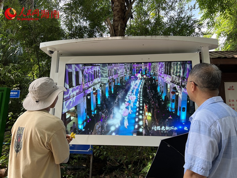 市民在觀看龍華區(qū)文明城市創(chuàng)建智慧宣傳屏。人民網(wǎng)記者 李學(xué)山攝