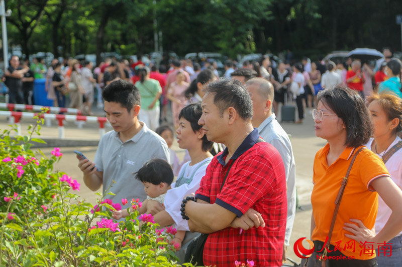 考生家長(zhǎng)在考場(chǎng)外翹首以盼。人民網(wǎng) 牛良玉攝
