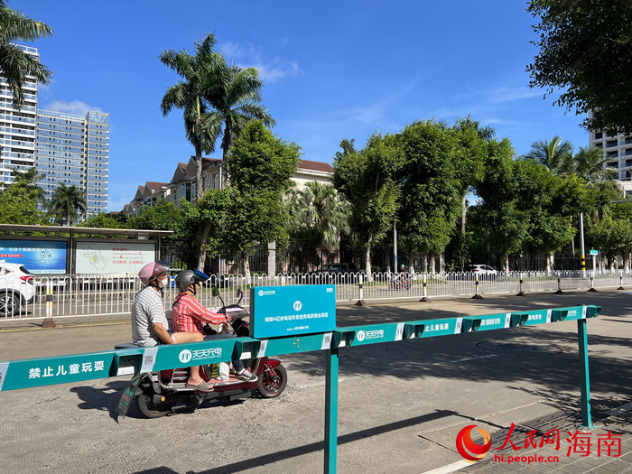 海口市南沙路上的電動自行車共享充電樁。人民網(wǎng)記者 李學山攝