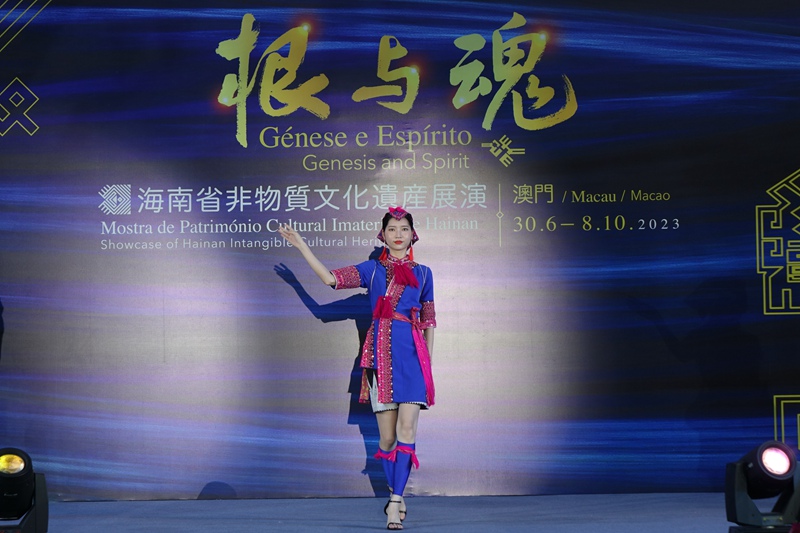 模特身穿黎錦時(shí)尚服飾走秀。海南省旅文廳供圖