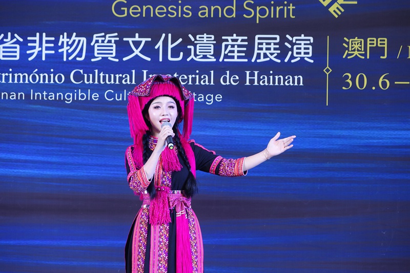 展演活動(dòng)上，苗族歌手唱響苗族民歌。海南省旅文廳供圖