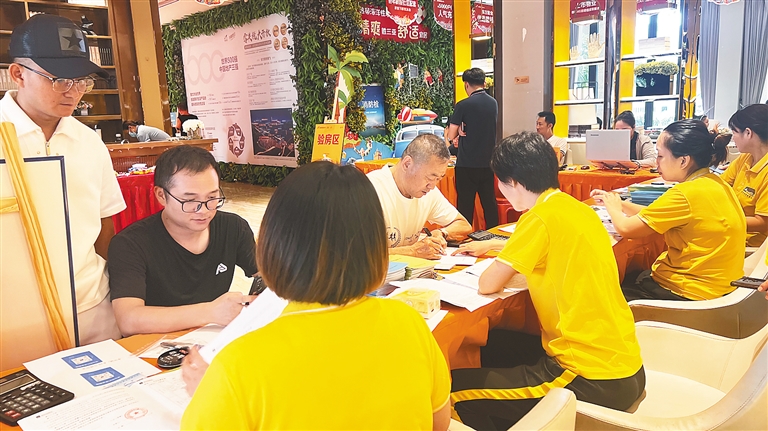 業(yè)主在辦理收房手續(xù)。陳慶淅供圖