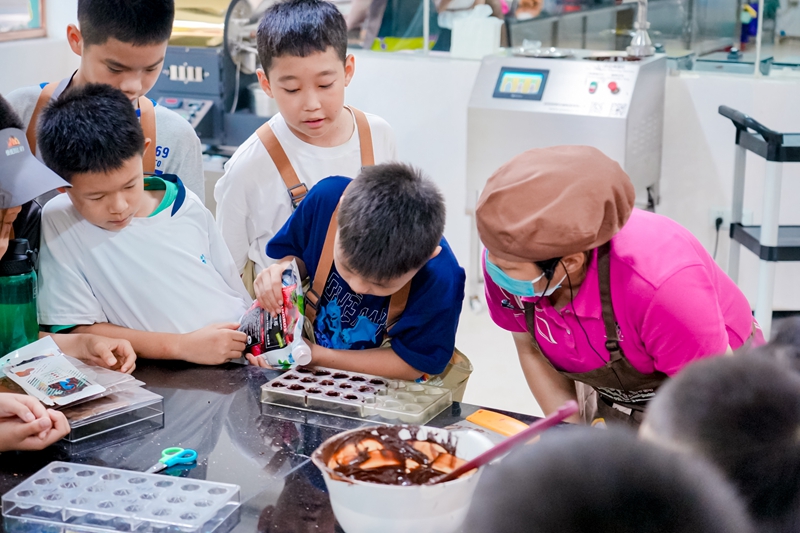營員們學(xué)習(xí)用可可原料制作巧克力。興隆熱帶植物園供圖