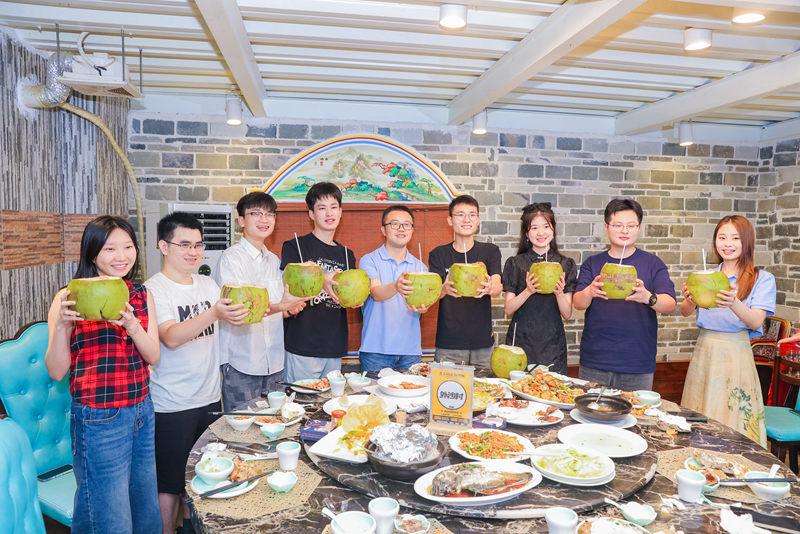參賽隊(duì)伍品鑒海南美食。主辦方供圖