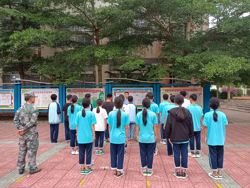 和舍鎮(zhèn)警學(xué)教育基地開展軍訓(xùn)活動。臨高縣護苗辦供圖