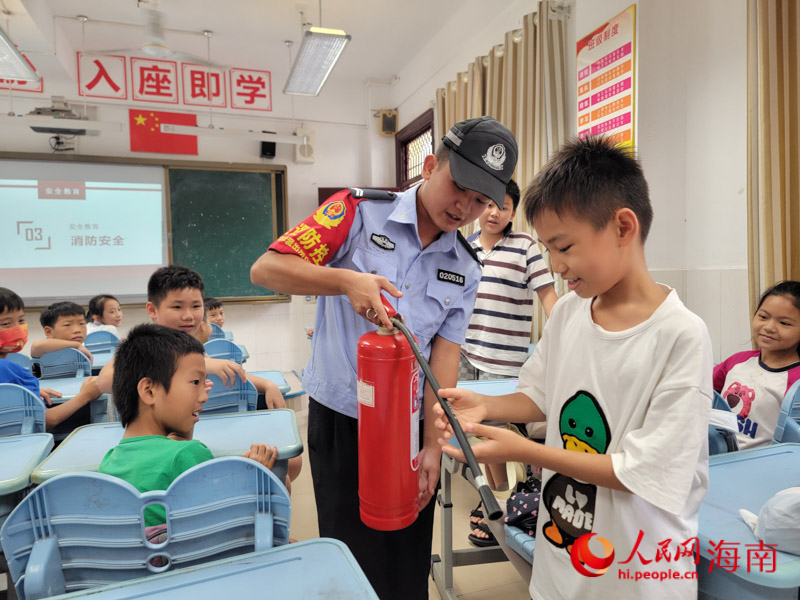 安全教育主題活動 上，孩子們正認(rèn)真學(xué)習(xí)滅火器的使用。受訪人供圖