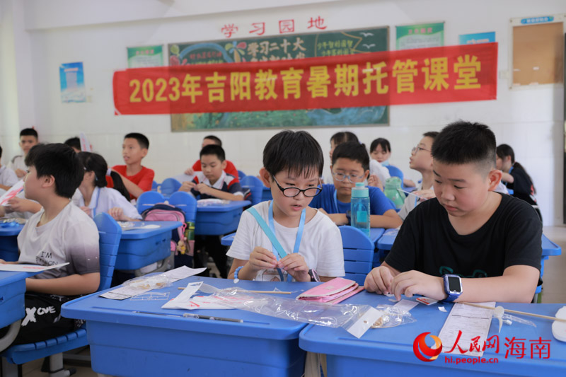 孩子們正自己動手制作航模。受訪人供圖