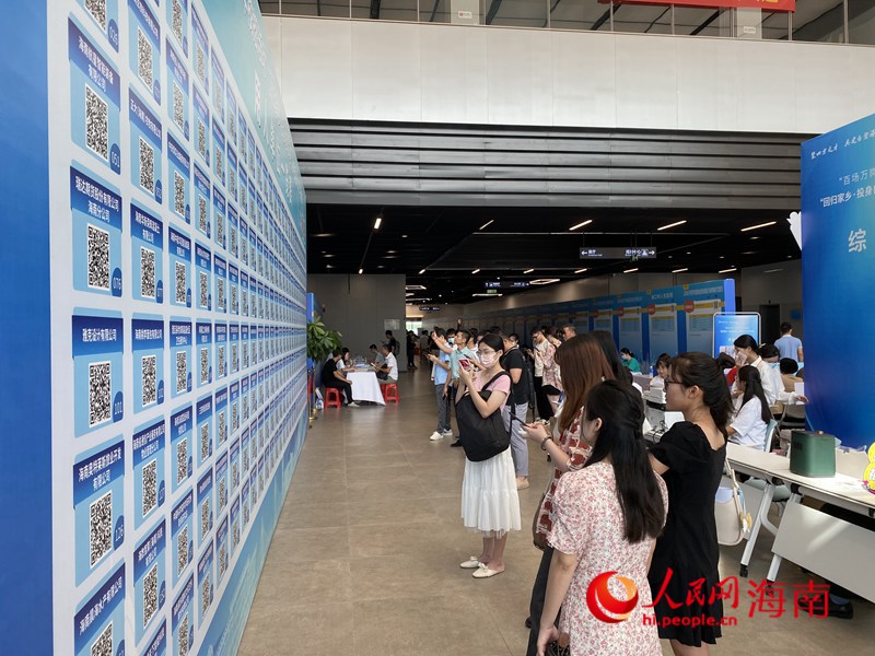 在展板處，求職者可通過掃碼了解各單位和企業(yè)的詳細情況。人民網(wǎng)記者 樊歡迪攝