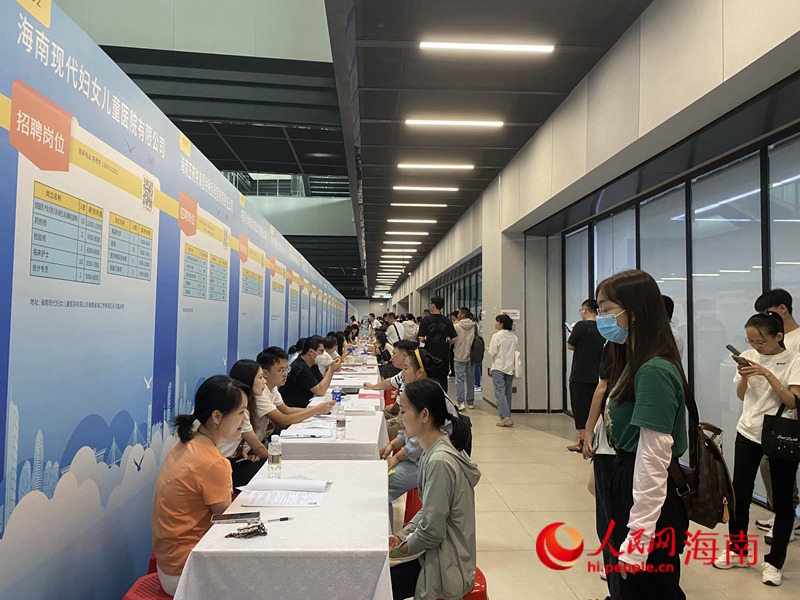 求職者排隊等待面試。人民網(wǎng)記者  樊歡迪攝