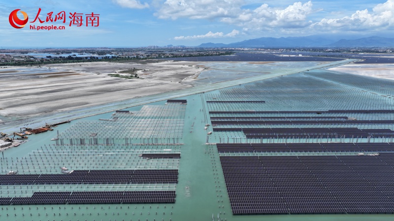 俯瞰光伏基地，不少太陽能板已經(jīng)完成安裝。人民網(wǎng) 牛良玉攝