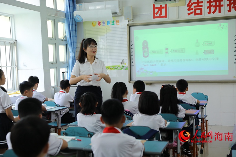 ?？谑械诙逍W(xué)少先隊大隊輔導(dǎo)員、四年級數(shù)學(xué)老師黃雨媚在上課。 人民網(wǎng)記者 孟凡盛攝