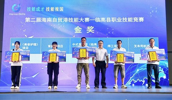 獲得金獎(jiǎng)的選手上臺(tái)領(lǐng)獎(jiǎng)。余晶晶攝