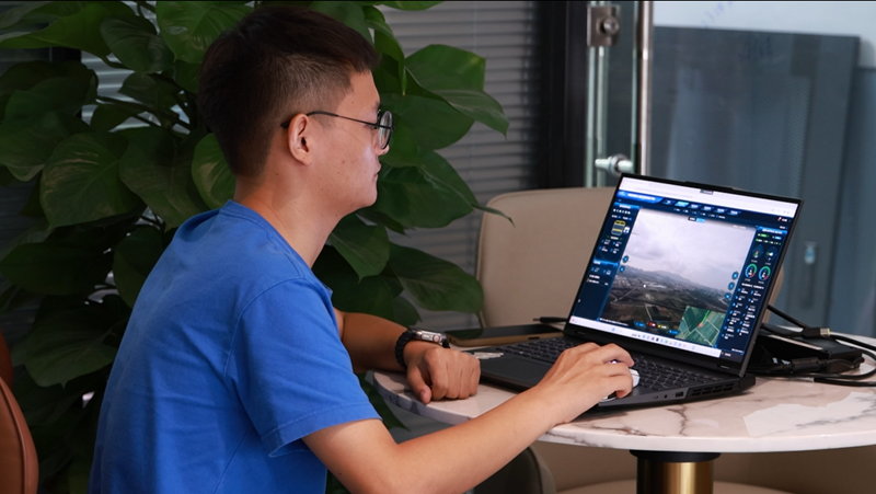 技術(shù)人員通過電腦可以實現(xiàn)隨時隨地操控無人機開展云踏勘工作。實習生邢增揚攝 