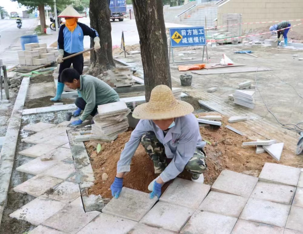 城鄉(xiāng)接合部人行道鋪設。昌江供圖位內地磚