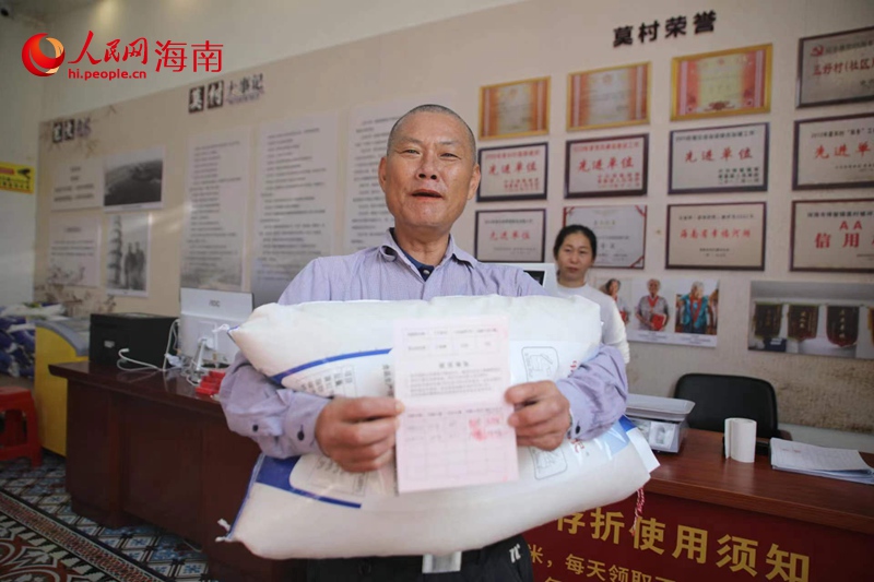 瓊海莫村推廣應(yīng)用“積分制”治理模式，村民可以用“積分”換“商品”，以此激勵(lì)村民積極參與鄉(xiāng)村治理。