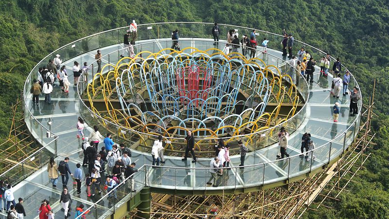 1月26日，寒假伊始，眾多游客漫步在亞龍灣熱帶天堂森林旅游區(qū)賞花觀景，登高望遠(yuǎn)，體驗(yàn)熱帶雨林游的樂(lè)趣，樂(lè)享暖冬三亞的美麗風(fēng)光。黃慶優(yōu)攝