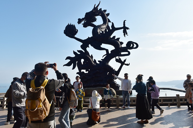 1月26日，寒假伊始，眾多游客漫步在亞龍灣熱帶天堂森林旅游區(qū)賞花觀景，登高望遠(yuǎn)，體驗(yàn)熱帶雨林游的樂(lè)趣，樂(lè)享暖冬三亞的美麗風(fēng)光。黃慶優(yōu)攝