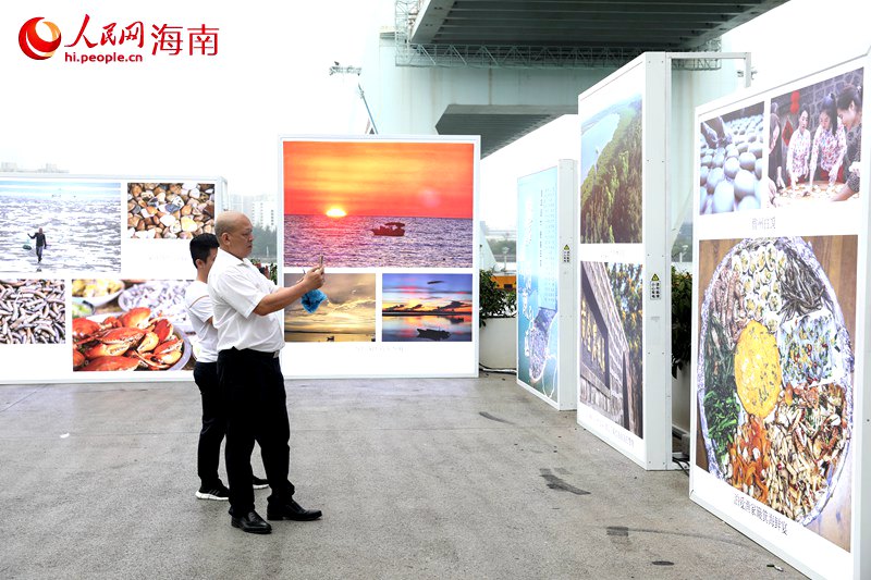 市民正在觀展。人民網(wǎng)記者 符武平攝