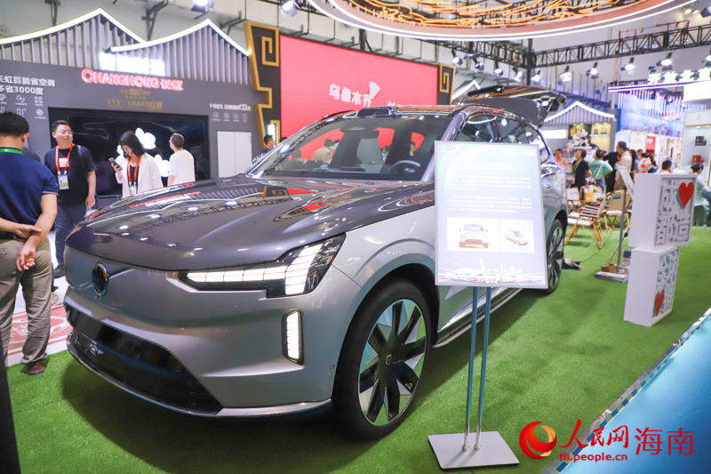 成都展館以場景化的方式，展出了一款新能源SUV。人民網(wǎng)記者 牛良玉攝