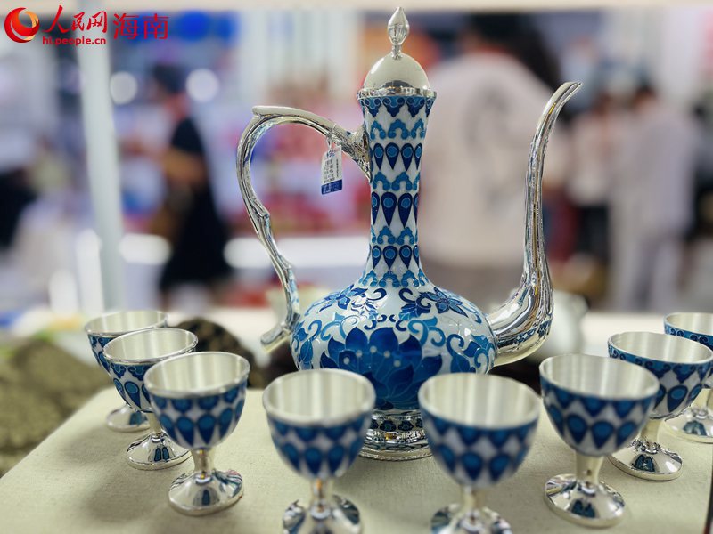 第四屆消博會(huì)上的精美瓷器。人民網(wǎng) 符小葉攝