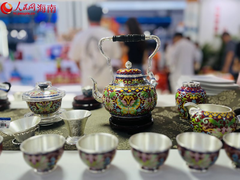 第四屆消博會(huì)上的精美瓷器。人民網(wǎng) 符小葉攝