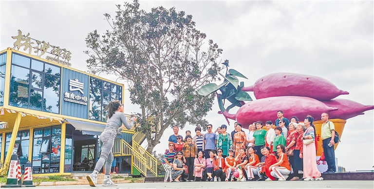 澄邁縣橋頭鎮(zhèn)沙土村，游客合影留念。本版圖片均由袁才 攝