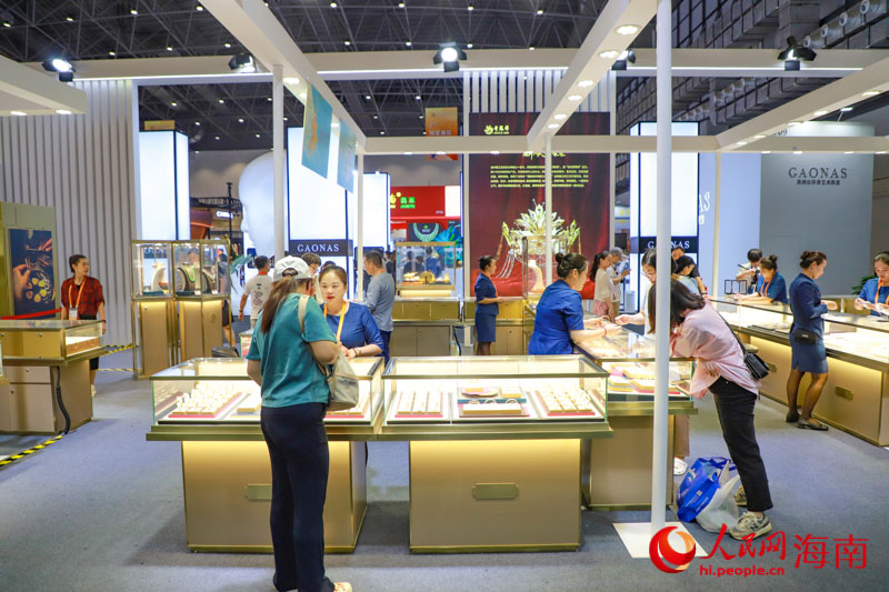 老鳳祥展館吸引眾多觀展者駐足了解。人民網(wǎng)記者 牛良玉攝