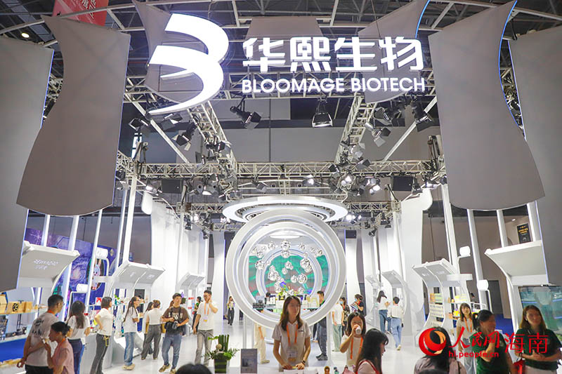 華熙生物展館吸引眾多觀展者前來了解。人民網(wǎng)記者 牛良玉攝