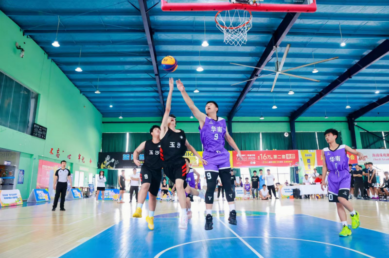 3、“龍Young杯”龍華區(qū)校園3v3籃球賽精彩掠影。  主辦方供圖