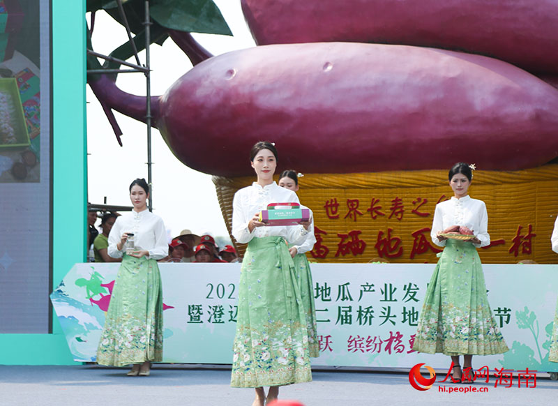 活動(dòng)以走秀的形式展現(xiàn)澄邁特色產(chǎn)品。人民網(wǎng)記者 牛良玉攝
