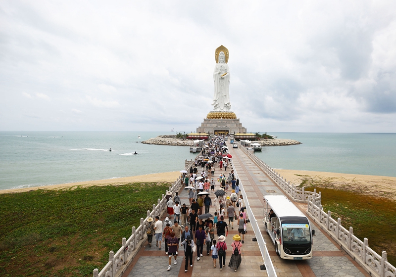 5月3日，三亞南山文化旅游區(qū)游人如織。