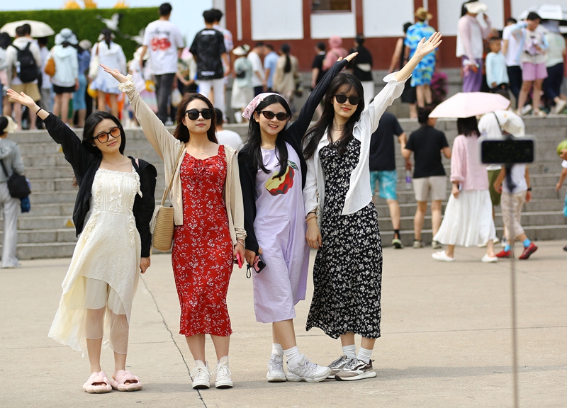 5月3日，游客在三亞南山文化旅游區(qū)游覽。
