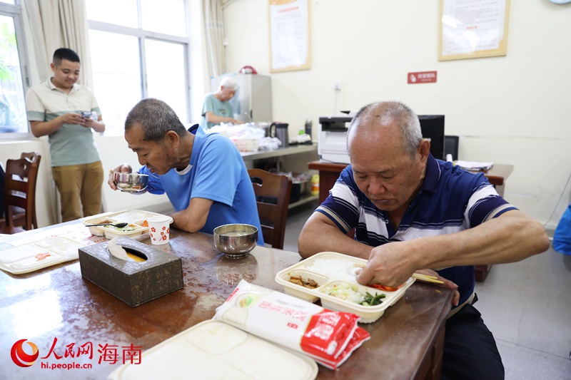 老人正在享用午餐。人民網(wǎng)記者 符武平攝