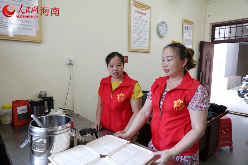 食堂為老人提供打包服務(wù)。人民網(wǎng)記者 符武平攝