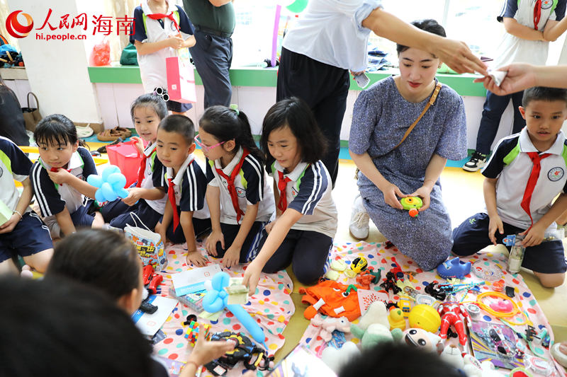 5月31日，海口市第二十五小學(xué)舉辦公益跳蚤市場活動，學(xué)生們挑選購買自己喜愛的物品。 人民網(wǎng)記者 孟凡盛攝