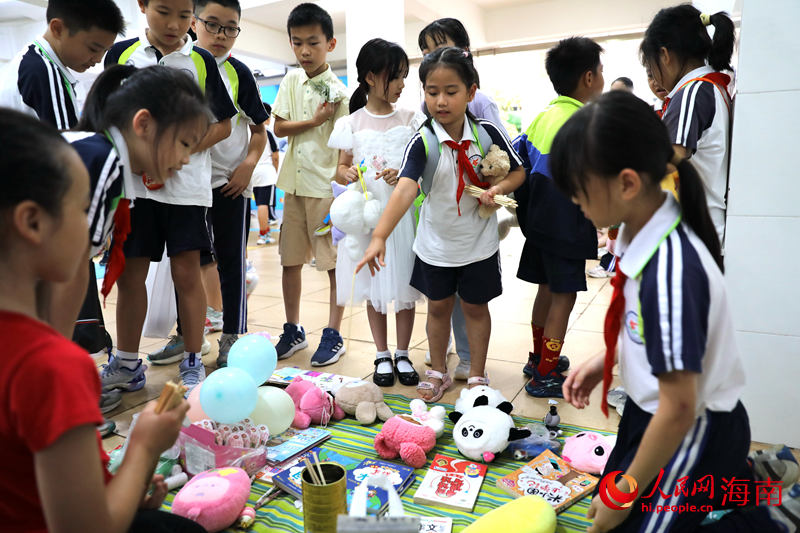 5月31日，在海口市第二十五小學公益跳蚤市場上，學生通過做游戲來贏得喜愛的物品。 人民網記者 孟凡盛攝