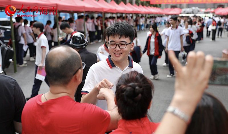 海中考點(diǎn)家長(zhǎng)給考生加油鼓勁。人民網(wǎng)記者 符武平攝