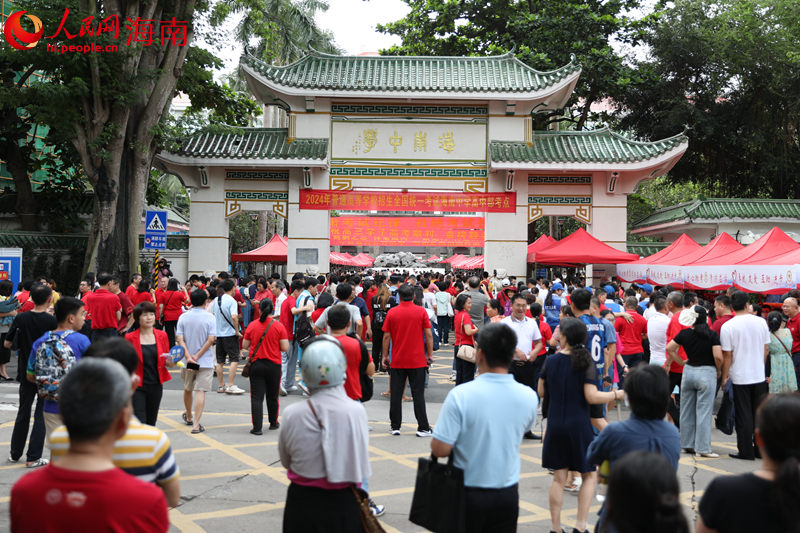 6月7日上午，在海南中學(xué)考點，考生進(jìn)入考場。 人民網(wǎng)記者 符武平攝