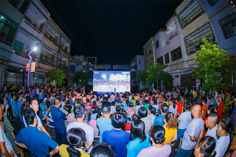 28日晚，2024年“九九杯”海南（文昌）鄉(xiāng)鎮(zhèn)排球聯(lián)賽第三周比賽開(kāi)打。(文昌市委宣傳部供圖)