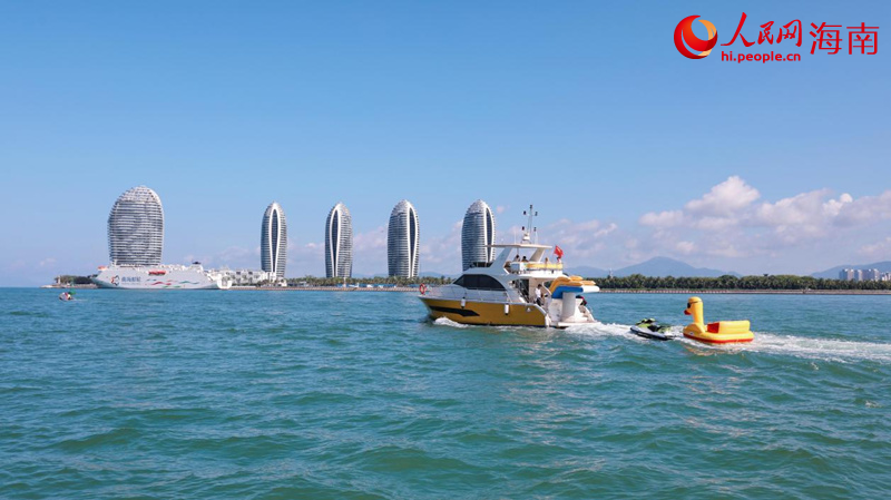 游客出海體驗(yàn)海上項(xiàng)目。人民網(wǎng)記者 符武平攝