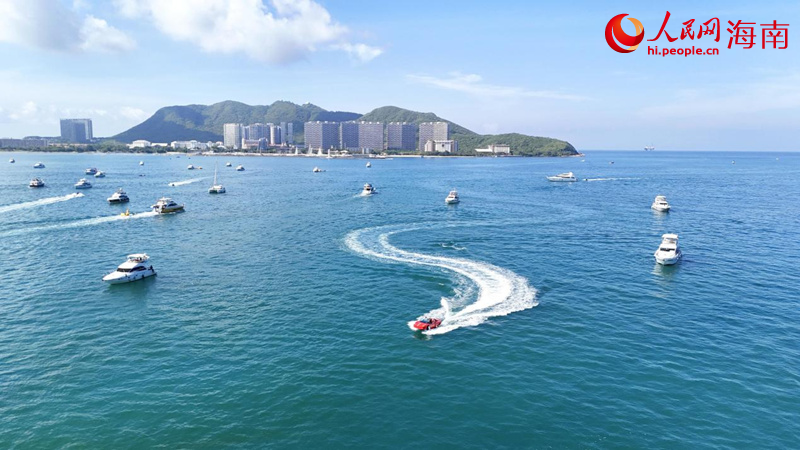 紅色跑車造型的摩托艇在海面上畫出“S”型。 人民網(wǎng)記者 牛良玉攝