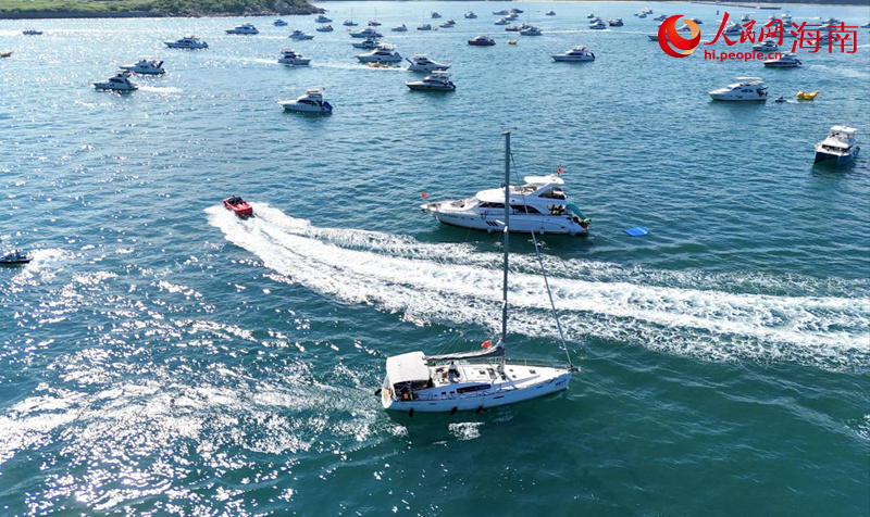 游客出海體驗(yàn)驚險(xiǎn)刺激的海上項(xiàng)目。人民網(wǎng)記者 牛良玉攝