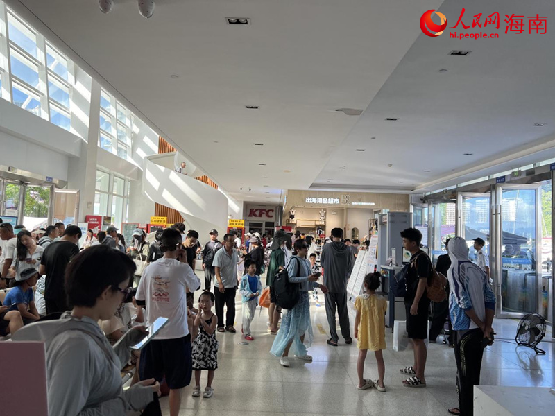 7月10日上午，三亞游艇游客中心，游客們正在排隊等候過閘機。據(jù)悉，平均每艘游艇單次租賃價格為1200元至1500元，可搭乘10名左右乘客，人均百余元即可體驗游艇出海。人民網(wǎng)記者 呂騫攝