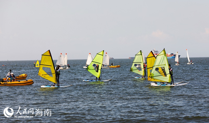 海面上帆影點(diǎn)點(diǎn)，成為藍(lán)天白云下一道獨(dú)特的風(fēng)景。人民網(wǎng)記者 符武平攝