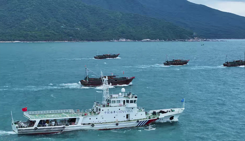護航漁船有序離港。海南海事局供圖