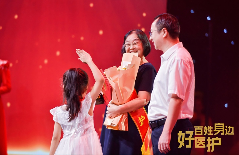 少先隊(duì)員向醫(yī)護(hù)人員致敬。海南省衛(wèi)生健康委員會(huì)供圖