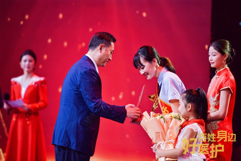 醫(yī)護(hù)人員上臺(tái)領(lǐng)獎(jiǎng)。海南省衛(wèi)生健康委員會(huì)供圖