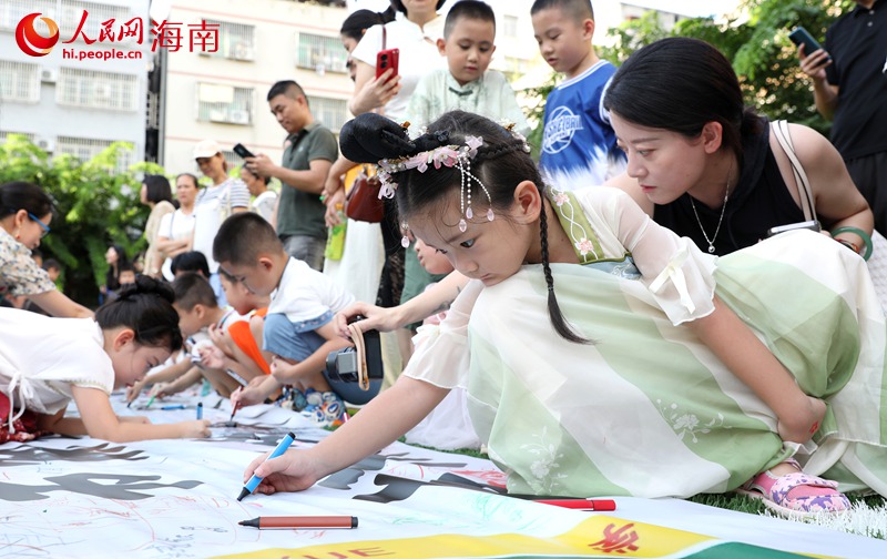 家長和學(xué)生共同繪制百米“夢想”畫卷。人民網(wǎng)記者 符武平攝