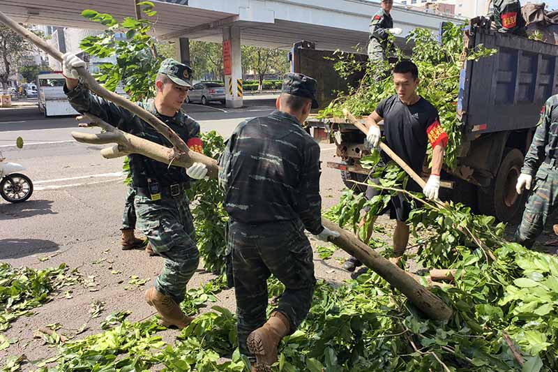 武警海南總隊(duì)進(jìn)行排障搶險(xiǎn)任務(wù)。武警海南總隊(duì)供圖