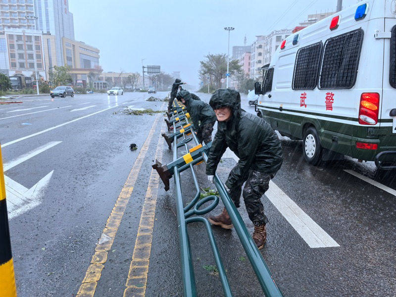 武警?？谥ш?duì)官兵正在恢復(fù)被大風(fēng)吹倒的公路隔離帶。房立攝